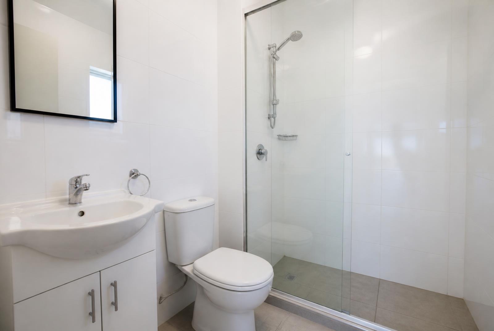 Clean, practical bathroom at Epicure Home contractor accommodation in Heidelberg